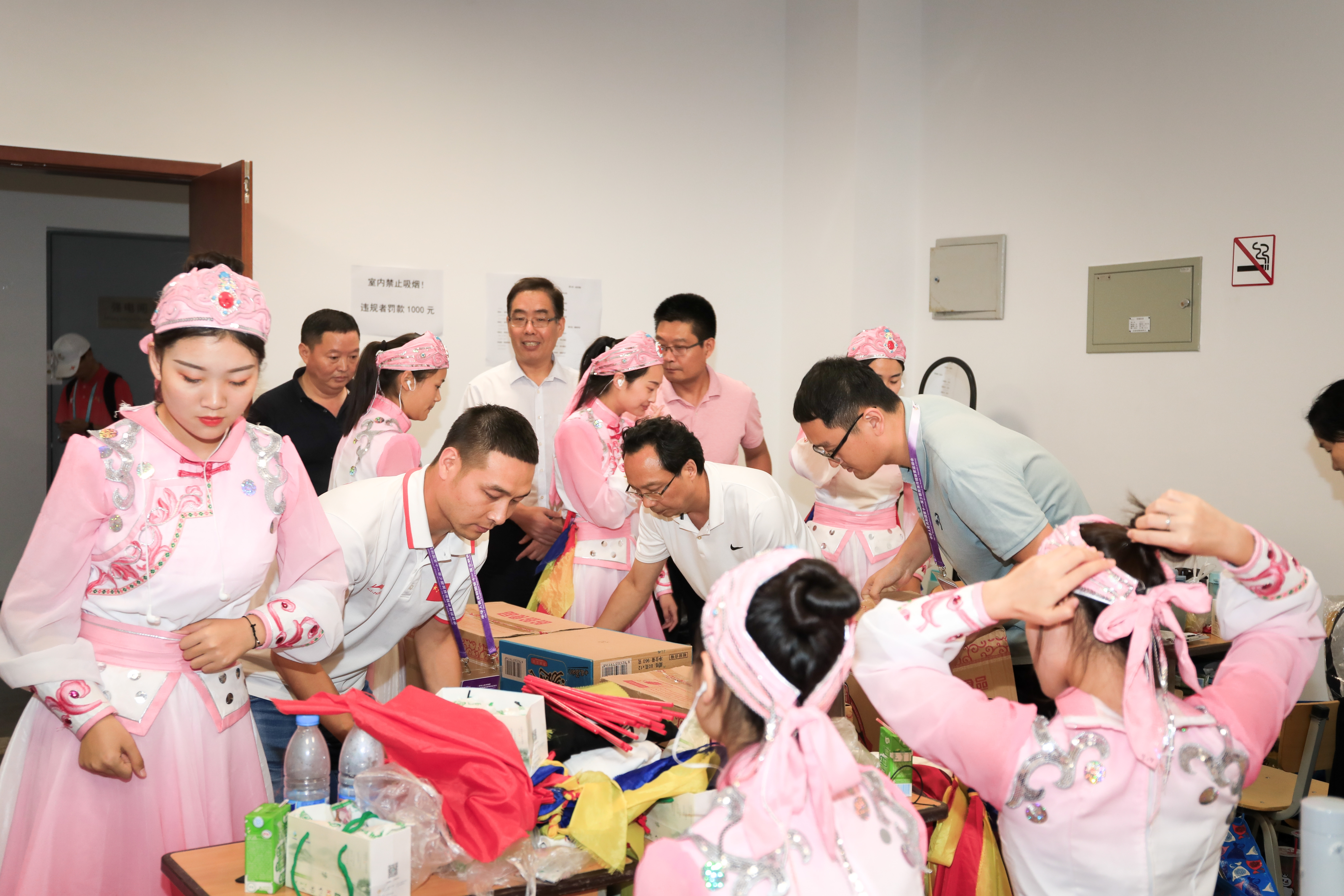 C:\Documents and Settings\Administrator\桌面\慰问运动会师生.jpg C:\Documents and Settings\Administrator\桌面\慰问运动会师生.jpg