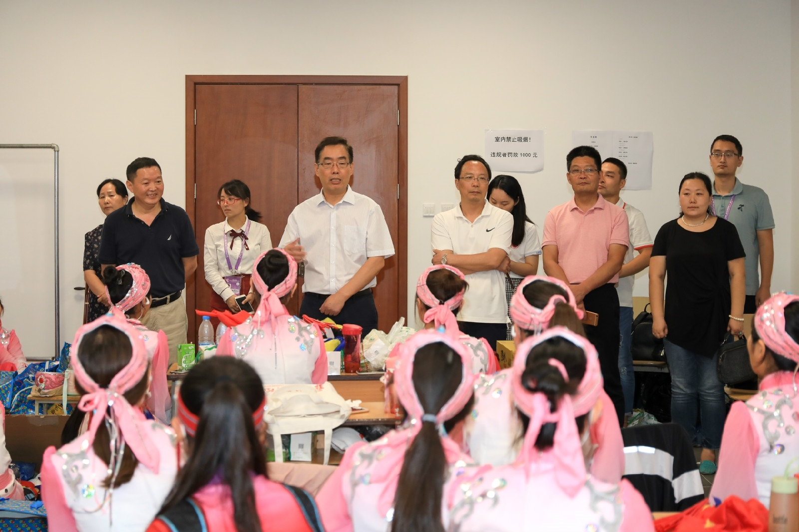 慰问运动会师生2.jpg 慰问运动会师生2.jpg