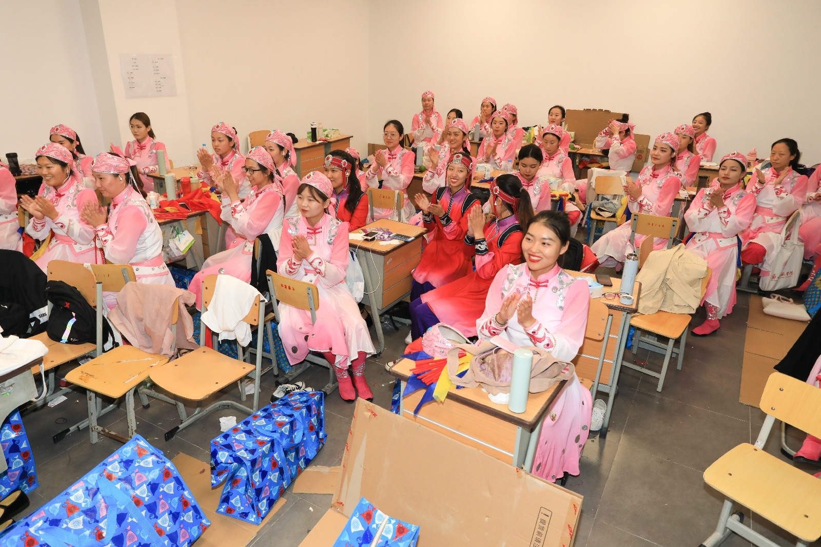 慰问运动会师生3.jpg 慰问运动会师生3.jpg