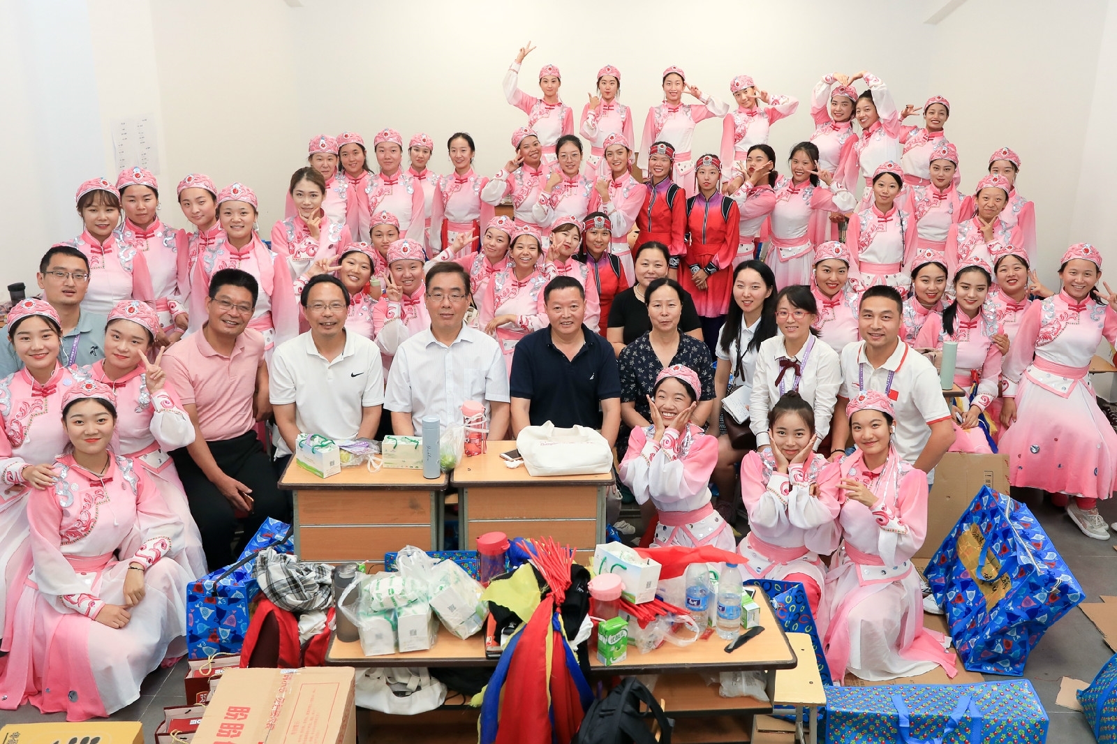 慰问运动会师生封面.jpg 慰问运动会师生封面.jpg