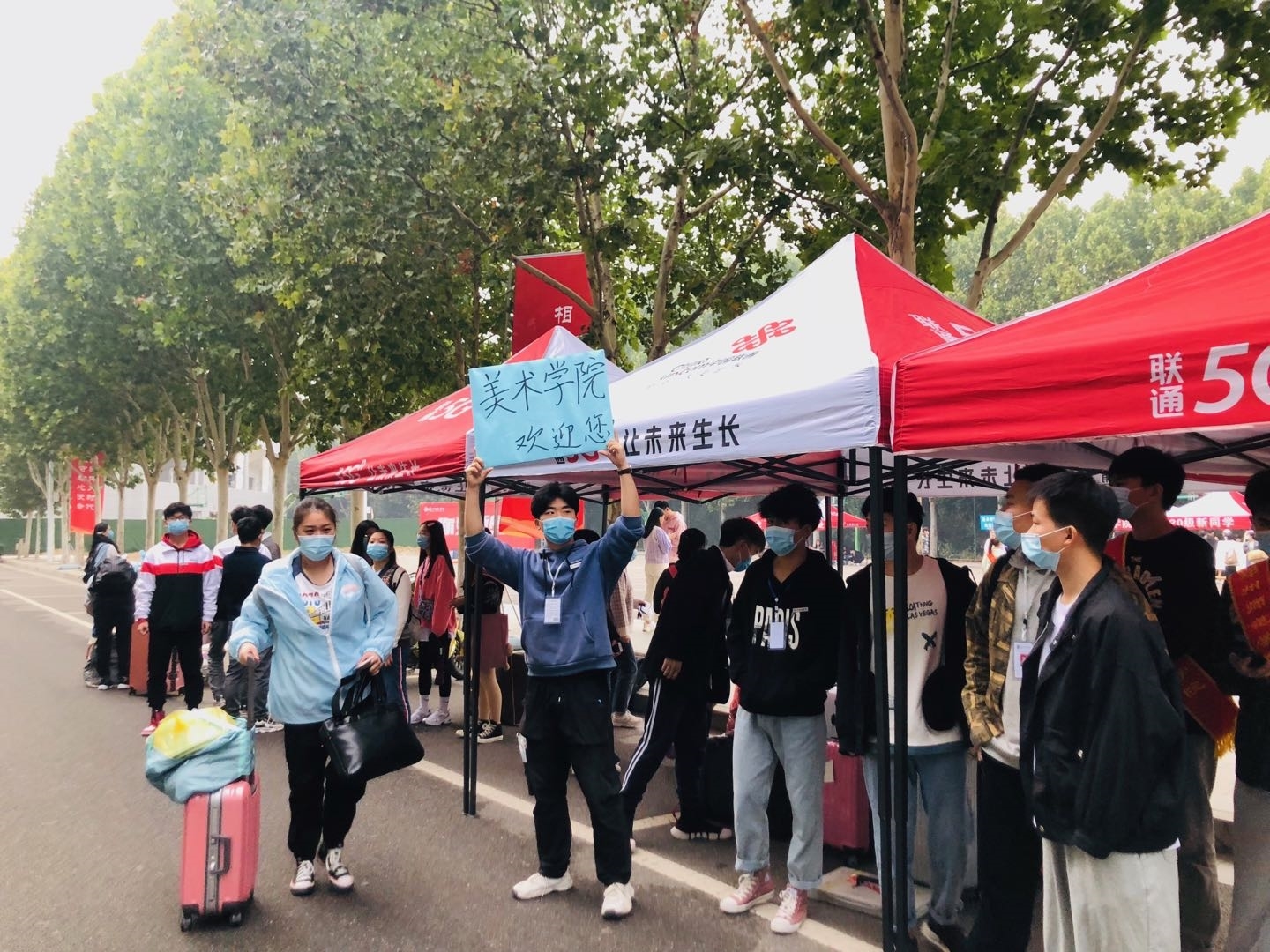 4迎新行李站.jpg 4迎新行李站.jpg