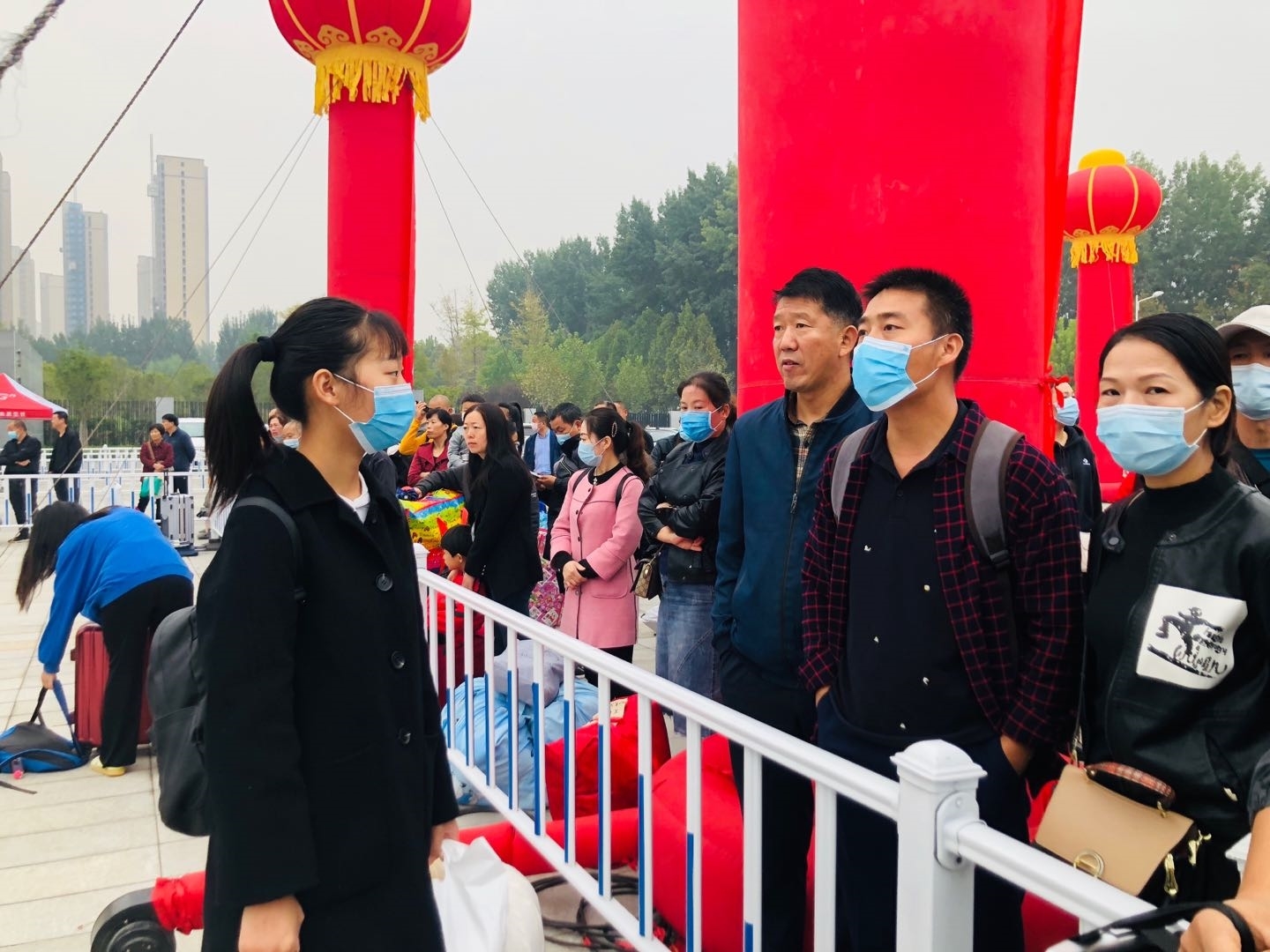 2新生家长告别.jpg 2新生家长告别.jpg