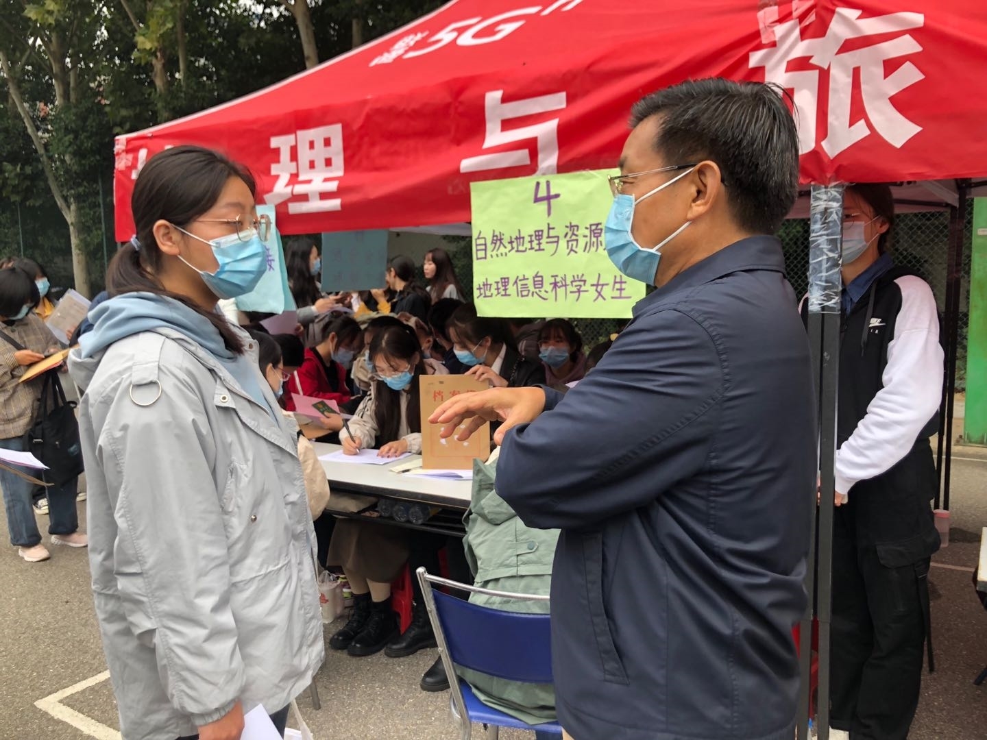 5书记与学生交谈.jpg 5书记与学生交谈.jpg